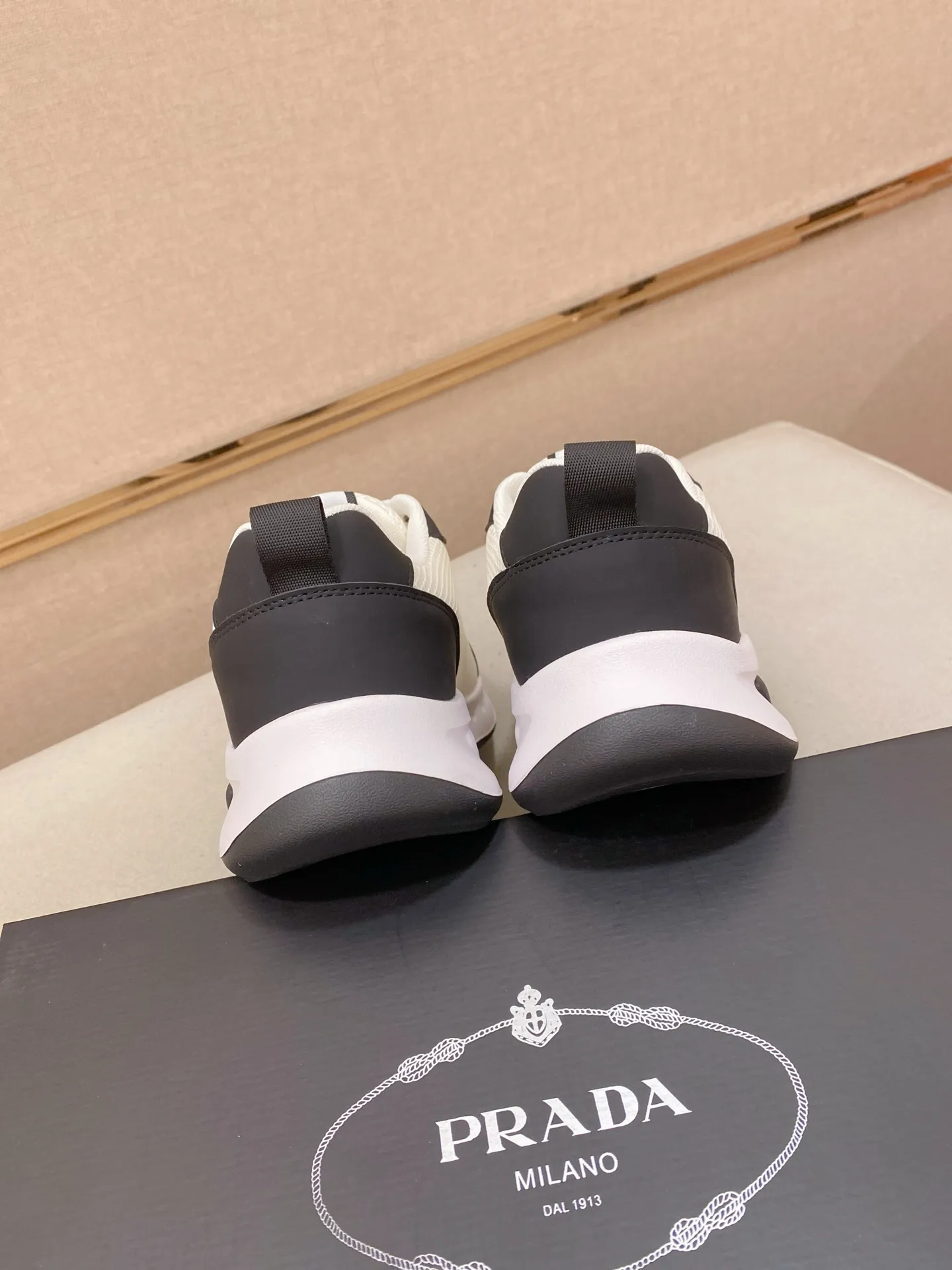 Men's men's shoes💰: 440💰[Prada～Prada] Trendy new styles are on the market. Same style as the official website. Counter quality. Original version. [Strong] [Strong] Imported selected first-layer cowhide. Comfortable and breathable sheepskin lining, fine workmanship, upper layer made of 100% pure cowhide, original last shape, comfortable on the feet, shoe sizes 38 to 44